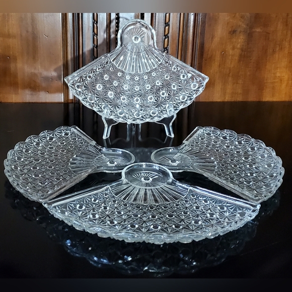 (4) Vntg 10 5/8" "Daisy & Button Clear" Fan Snack Plate by Anchor Hocking - Picture 13 of 15